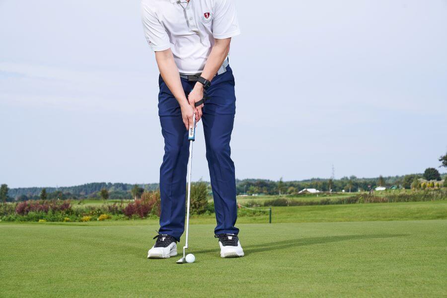 golf player putting on green